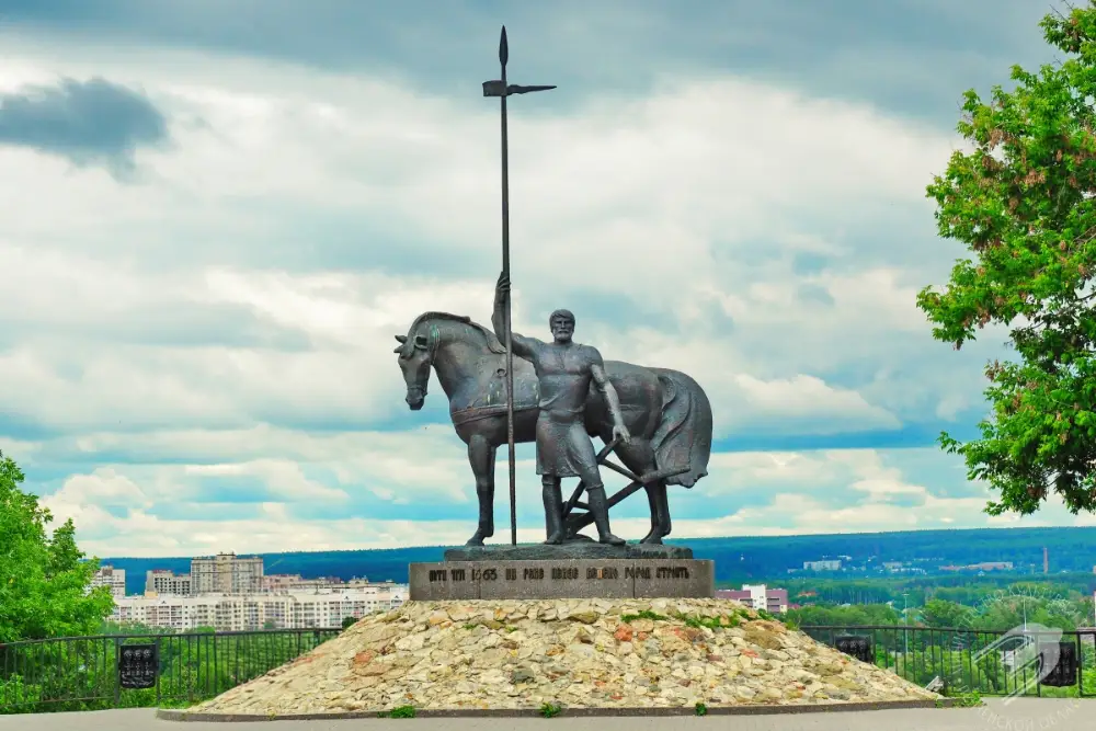 Памятник «Первопоселенец» в Пензе